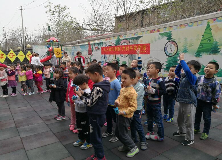 南辛庄街道南辛苑97名幼儿体验“火中求生”