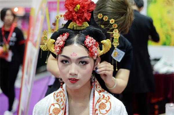 山东美业艺术节美发大赛秀出“顶上功夫”