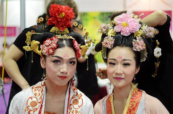 山东美业艺术节美发大赛秀出“顶上功夫”