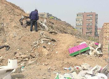 机车新村南侧现“建筑垃圾山” 齐鲁茶城大量建筑垃圾堵门