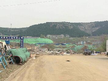 机车新村南侧现“建筑垃圾山” 齐鲁茶城大量建筑垃圾堵门