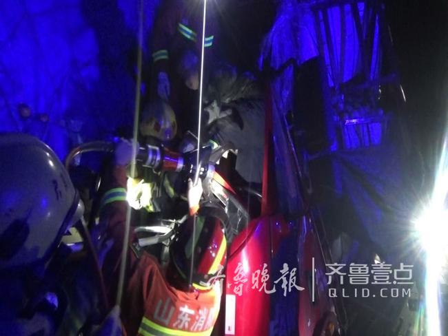 深夜济南一货车高速路上追尾！驾驶室严重变形女子被困