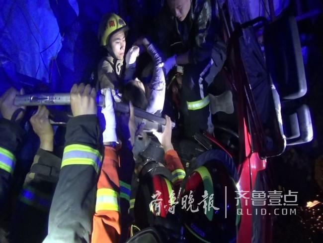 深夜济南一货车高速路上追尾！驾驶室严重变形女子被困