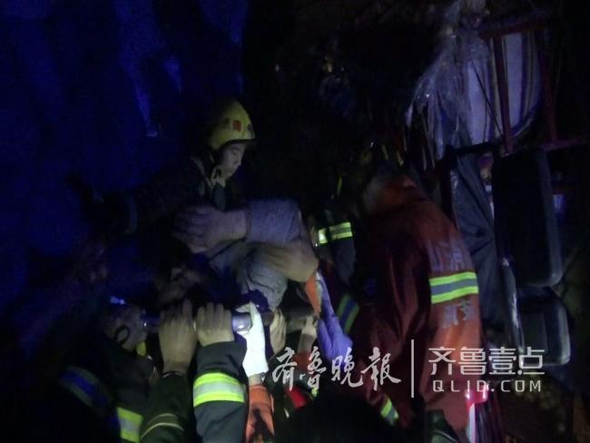 深夜济南一货车高速路上追尾！驾驶室严重变形女子被困