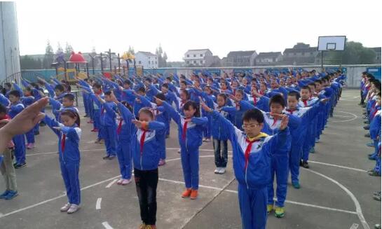 还记得我们学生时代的课间操吗印象中,我们的课间操应该是这样的