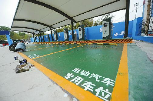 济南首家有充电桩的停车场建成 位于经十路经七路交会处