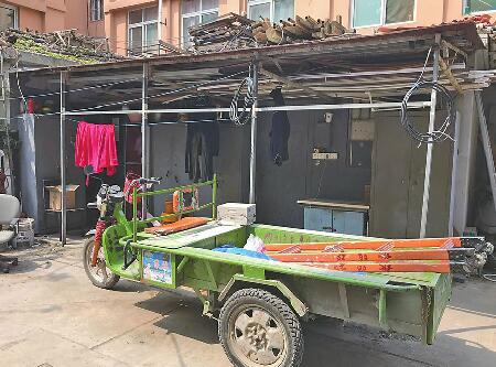 市民称经七纬六一小区违建房占道扰民 困扰居民已有5年