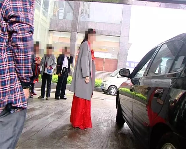 济南最悲催婚礼：新郎被好友闹脱臼 酒席被喷辣椒水