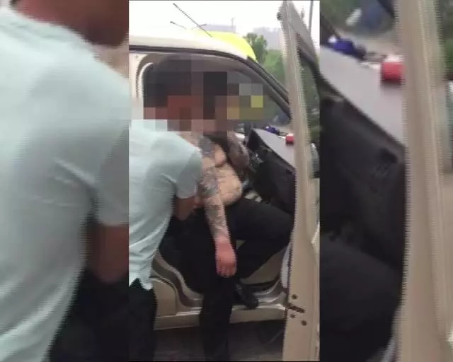 济南最悲催婚礼：新郎被好友闹脱臼 酒席被喷辣椒水