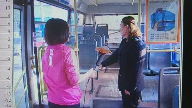 济南男子在102路公交车殴打老人 原因竟是为了一个西瓜