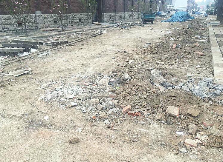 大面积土堆裸露脏乱差影响市容 这些地儿的扬尘该管管了