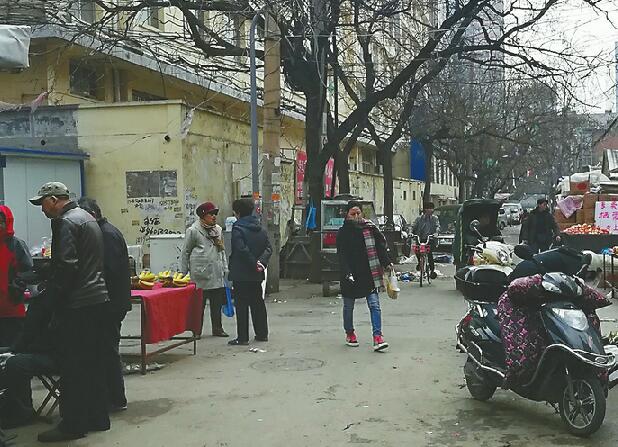 民权大街市场去留成难题 20年马路市场各方纠葛已多年