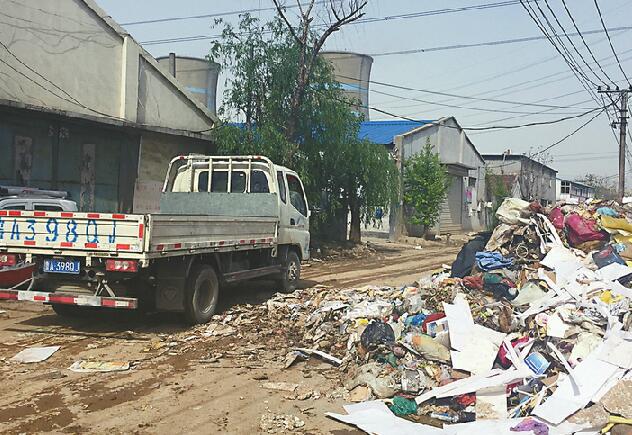 小辛工业园内“垃圾山”挡住半条路 臭味搅着扬尘冲鼻子