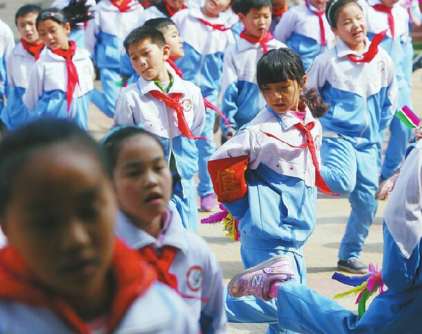 自创班舞亮相济南校园 老师鼓励学生自编舞蹈动作