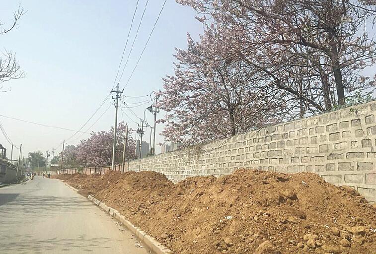 桑园路18号附近道路沿线渣土裸露 大量建筑垃圾裸露扬尘严重
