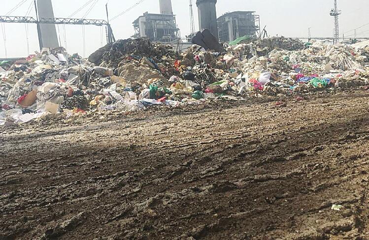 济南小辛工业园南侧垃圾如山 生活垃圾堆引苍蝇乱飞