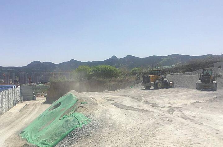 晴天扬尘雨天泥 石料厂碎石石灰满地害苦豫林嘉园业主们