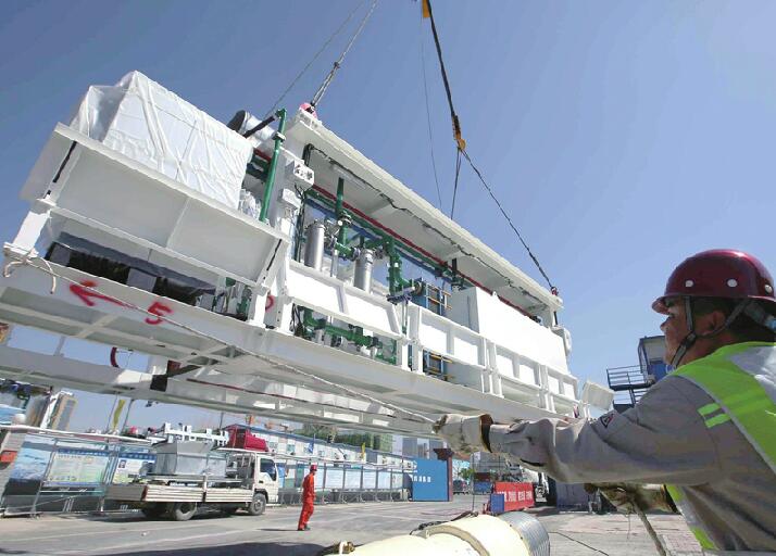 轨交R3线下月入地开挖 该线首台盾构机“先锋一号”已下井吊装