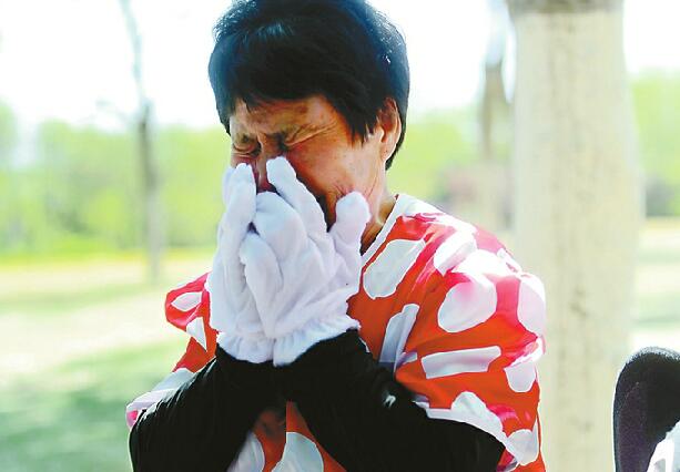 济南一七旬老太扮米老鼠为儿媳妇筹救命钱 游客纷纷与其合影捐款