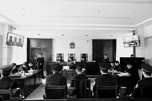 山东拆违现场疯狂一幕：违建者开车撞向执法人员