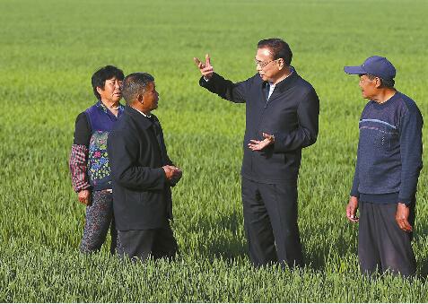 李克强总理来济南考察 下麦田探墒情进车间话产能