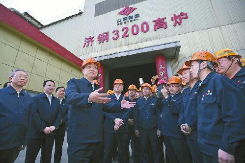 李克强总理来济南考察 下麦田探墒情进车间话产能