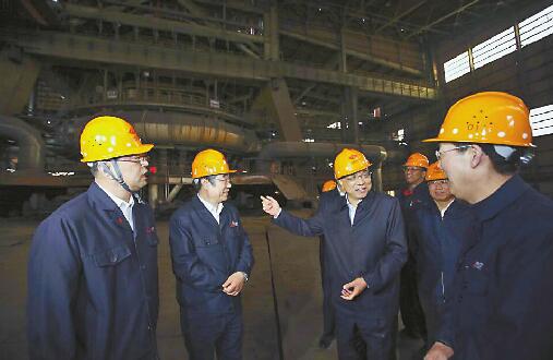 李克强总理来济南考察 下麦田探墒情进车间话产能