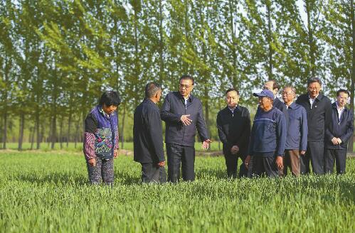 李克强总理来济南考察 下麦田探墒情进车间话产能