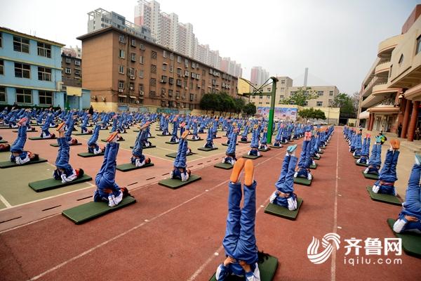 济南一小学现“最牛课间操” 一字马前滚翻场面震撼
