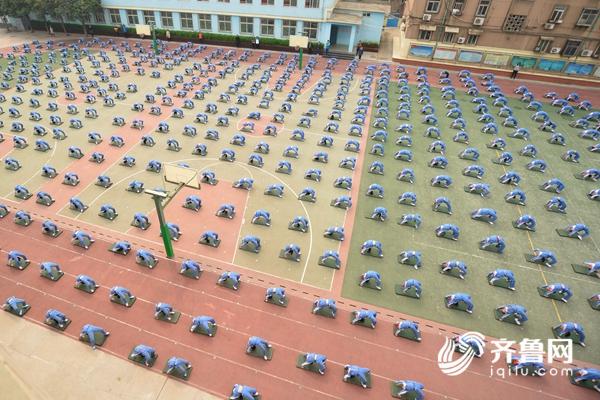 济南一小学现“最牛课间操” 一字马前滚翻场面震撼