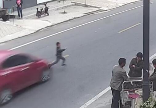 看手机惹祸！临沂男子低头看