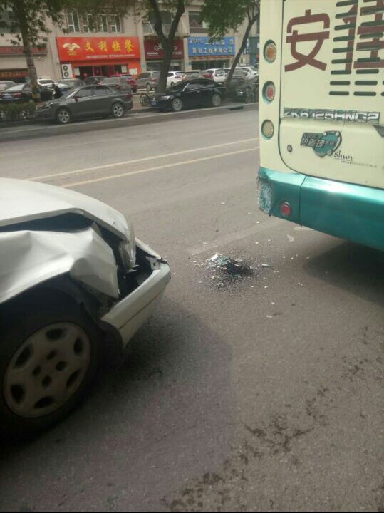 南辛庄街中段私家车追尾公交车 疑似随意变道所致