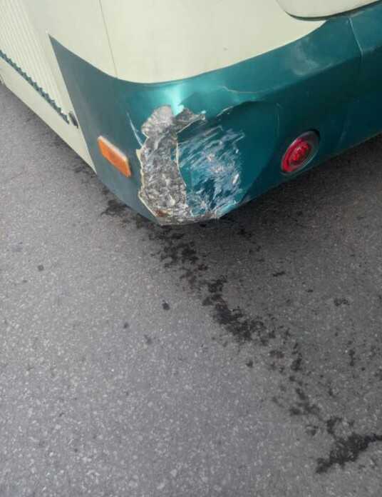 南辛庄街中段私家车追尾公交车 疑似随意变道所致