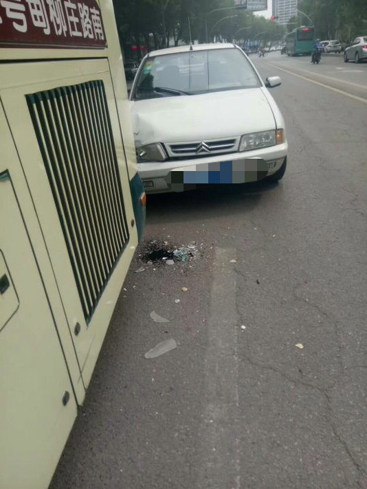 南辛庄街中段私家车追尾公交车 疑似随意变道所致