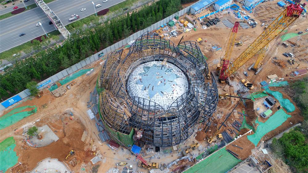 济南万达文体旅游城项目首个荷花造型建筑现身