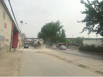 党杨路南段路面损坏扬尘严重 积尘每天装满一辆三轮车