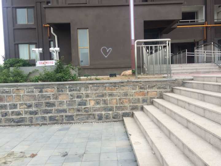 章丘一女子疑因与家人起争执从18楼坠亡 警方介入调查