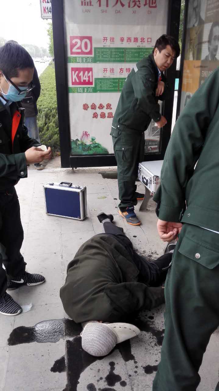 济南7旬老人在公交站牌喝农药身亡 喝药前已离家好几天