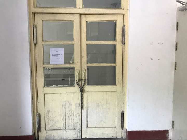 山东中医药大学经十路校区一女生厕所内服药中毒生命垂危