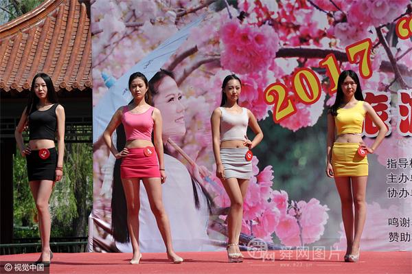 山东聊城选拔“樱花仙子”形象大使 美女上台拼技能