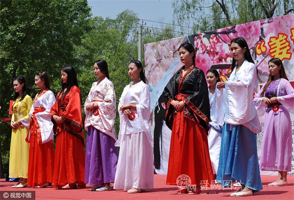 山东聊城选拔“樱花仙子”形象大使 美女上台拼技能