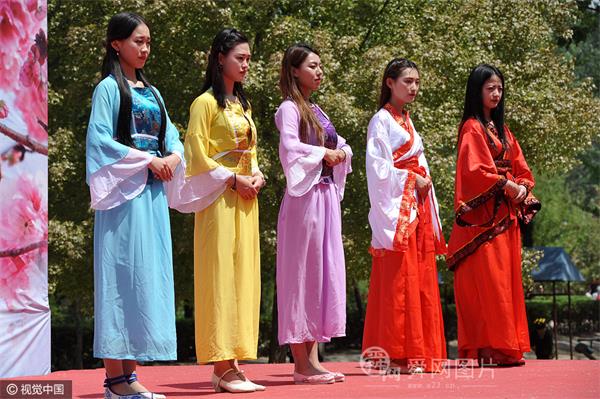 山东聊城选拔“樱花仙子”形象大使 美女上台拼技能