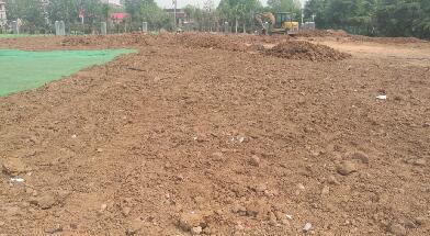 明星小区对面多处建筑垃圾堆未覆盖 风吹过后带起明显扬尘