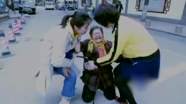 “傻”女儿跟男友私奔失联一个月 老两口来济寻女露宿三轮上