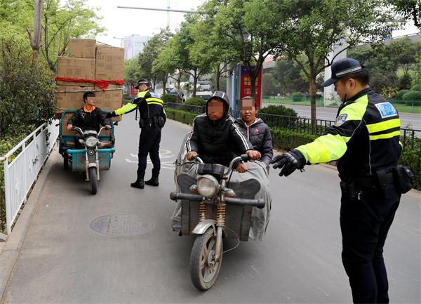 市中交警一小时查14辆无证电动三轮车 买能挂牌的得等仨月
