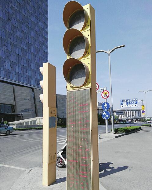 齐州路与日照路交叉口信号灯“只红不绿”