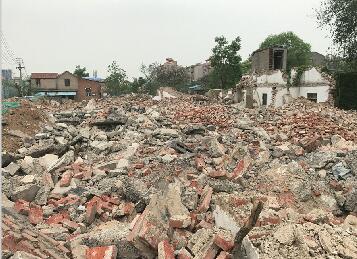 花园路东端、育华中学北侧、天辰路东端扬尘多