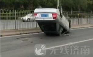 济南经十路发生一奇葩事故 两辆轿车相撞其中一辆四脚朝天