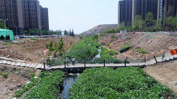 绿地国际花都社区危桥再次改造 整修台阶加装护栏