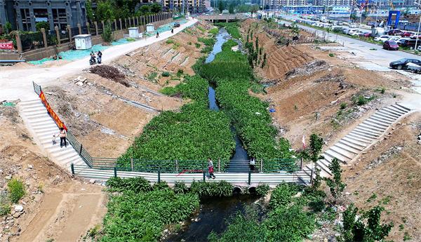 绿地国际花都社区危桥再次改造 整修台阶加装护栏